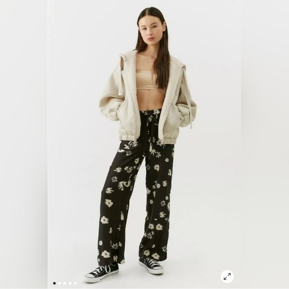 NWOT URBAN OUTFITTERS Marie Printed Cargo Pants ✨ - Picture 5 of 9